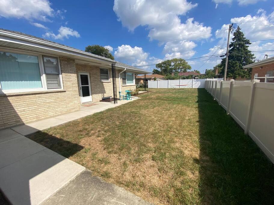 Spacious 2 Bedroom Home In Niles, Illinois With Office, Full Kitchen And 2 Baths Exterior foto